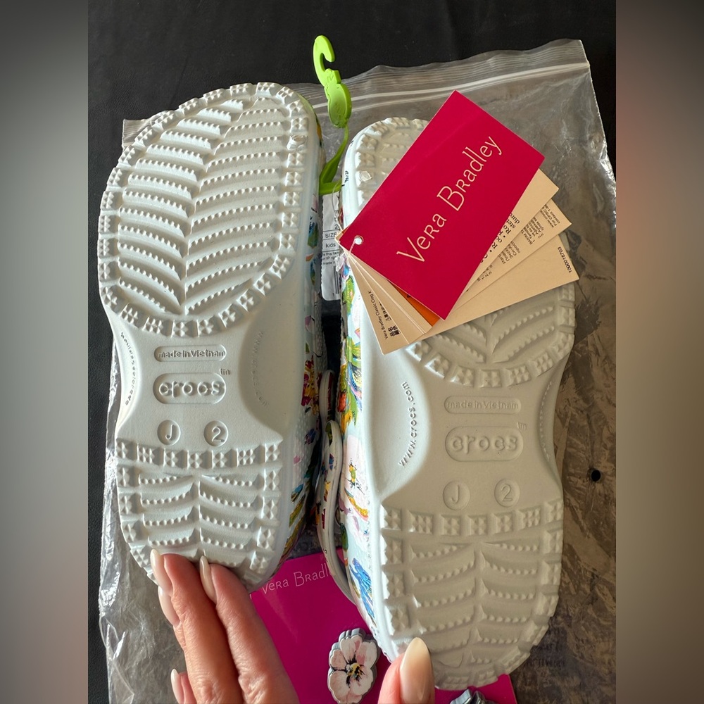 Vera Bradley Crocs with Matching Jibbitz NWT - Picture 3 of 5